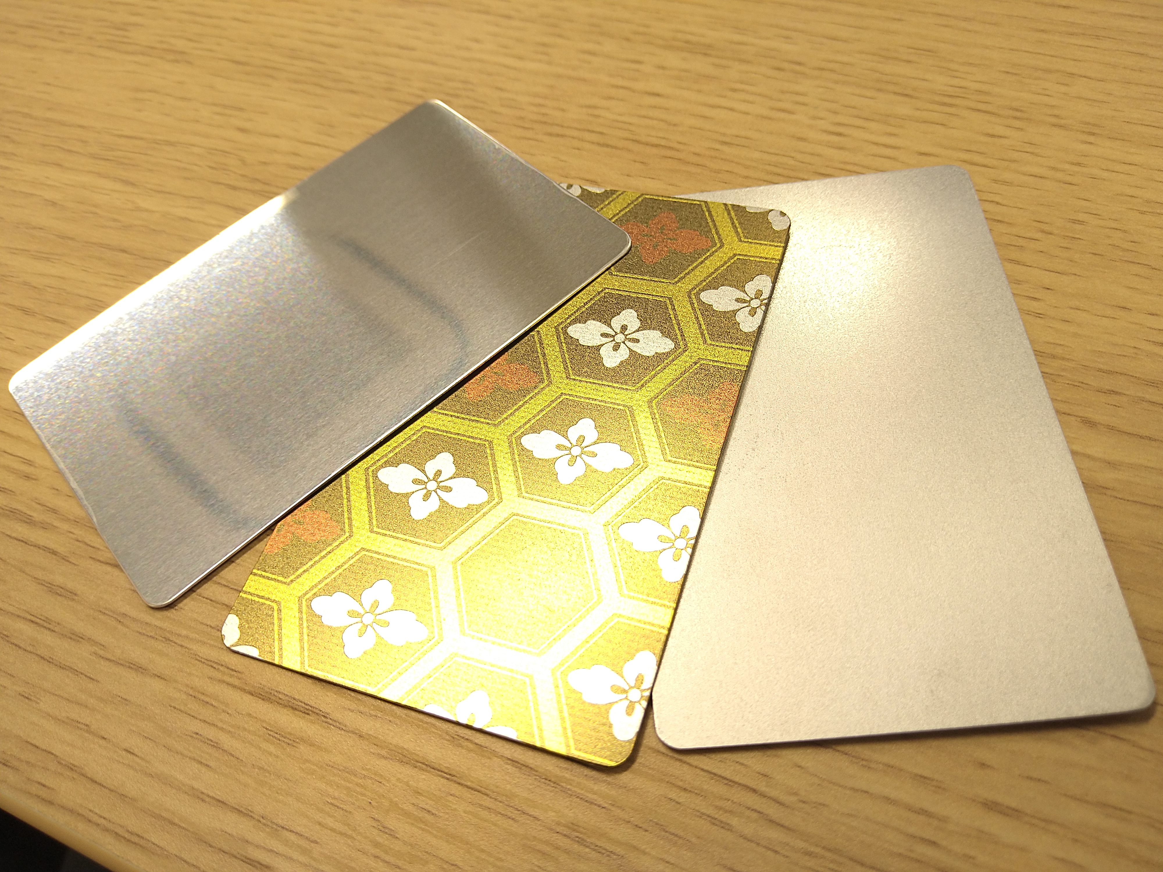 メタルカードの素材にアルミ（AL）が追加されました。